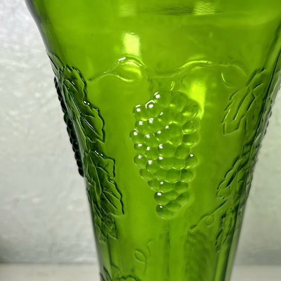 VTG Indiana Glass Co Green Glass Grape Pattern Tall 10” Mid Century Glass Vase - Picture 8 of 12